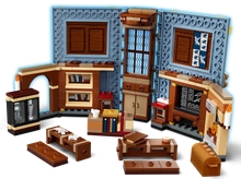 LEGO® Harry Potter™ 76385: Kouzelné momenty z Bradavic: Hodina kouzelných formulí