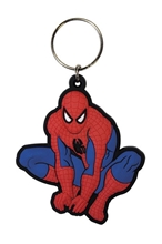 Pryžový přívěsek na klíče Marvel: Spiderman Crouch (5 x 6 cm)