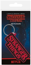 Gumový přívěsek na klíče Stranger Things: Logo (4,5 x 6 cm)