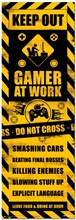 Plakát na dveře Gaming Caution: Hráč v práci (53 x 158 cm) 150 g
